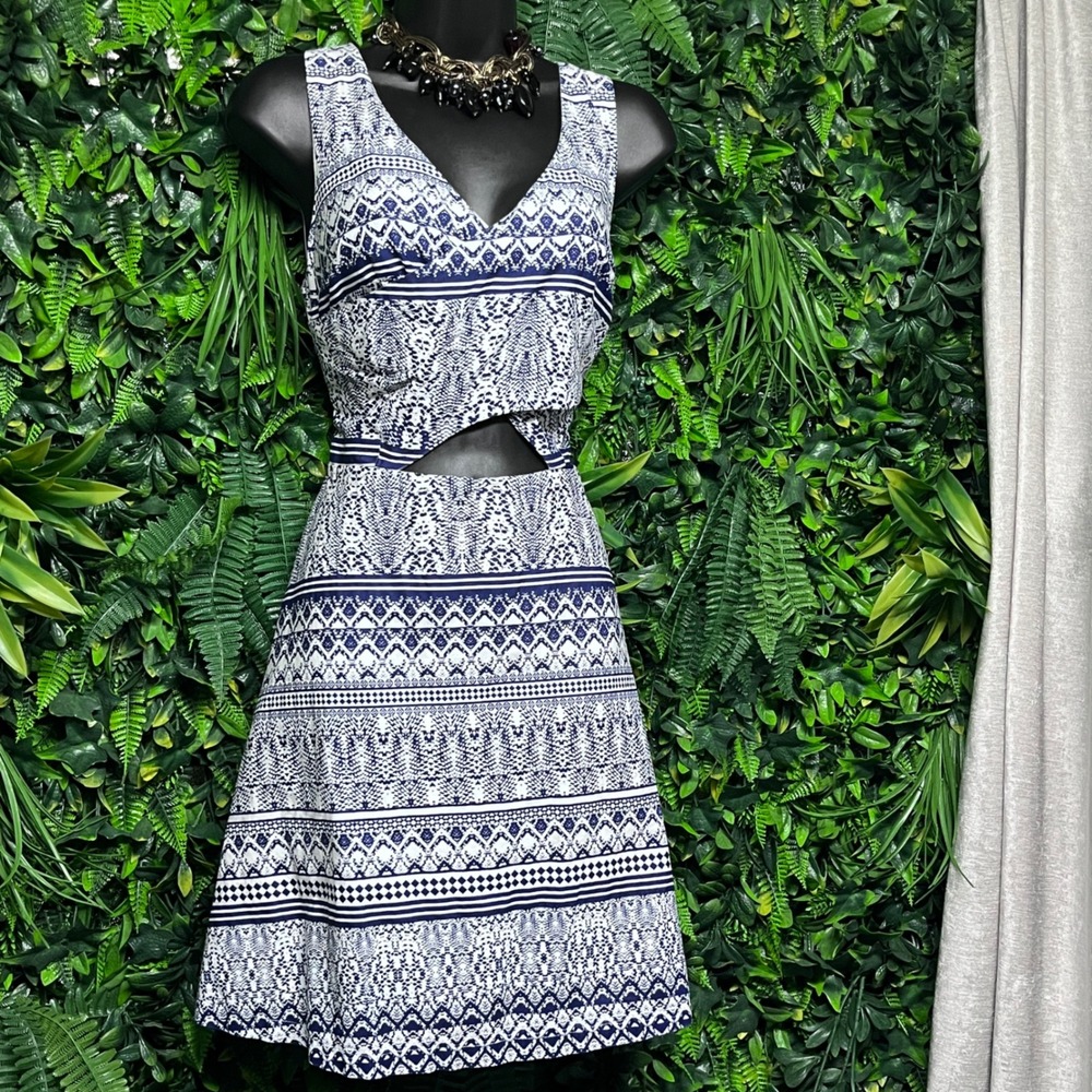 Jessica Simpson Dress Medium Blue White Geometric Print Cutout Fit‎ Flare 3571